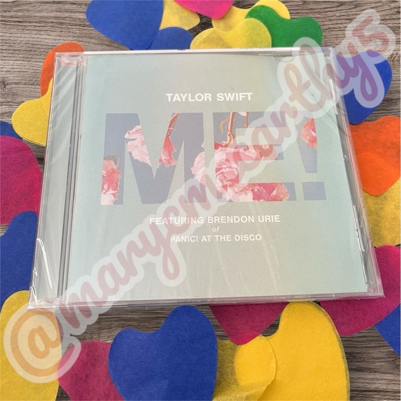 Taylor Swift Autographed Lover Album Booklet and "ME!" CD Single - Picture 3 of 6